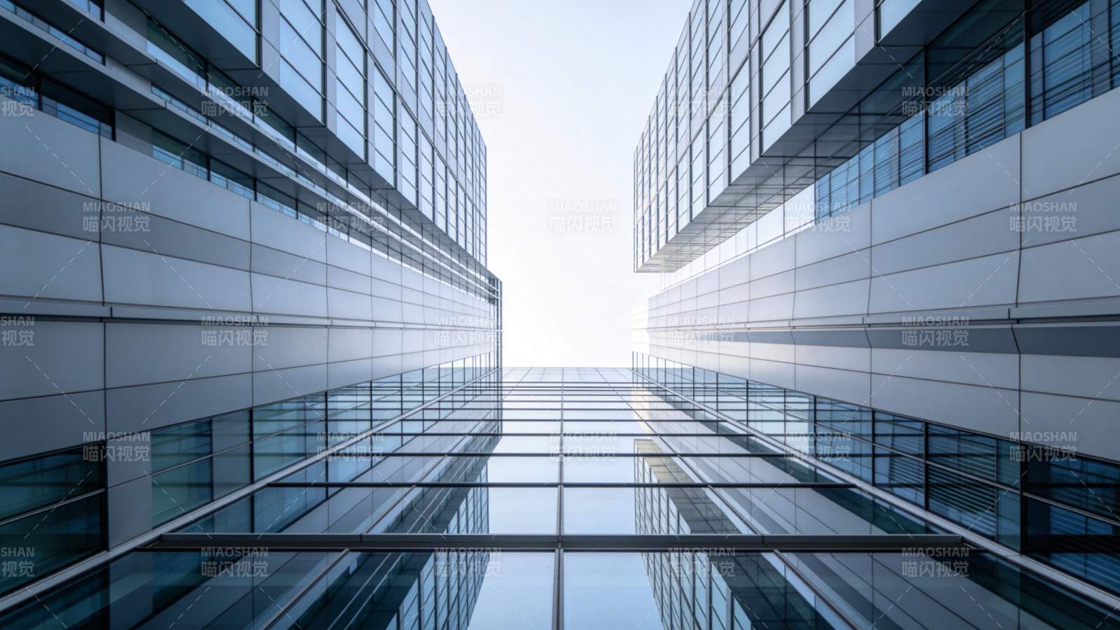 现代玻璃幕墙建筑仰视图图片