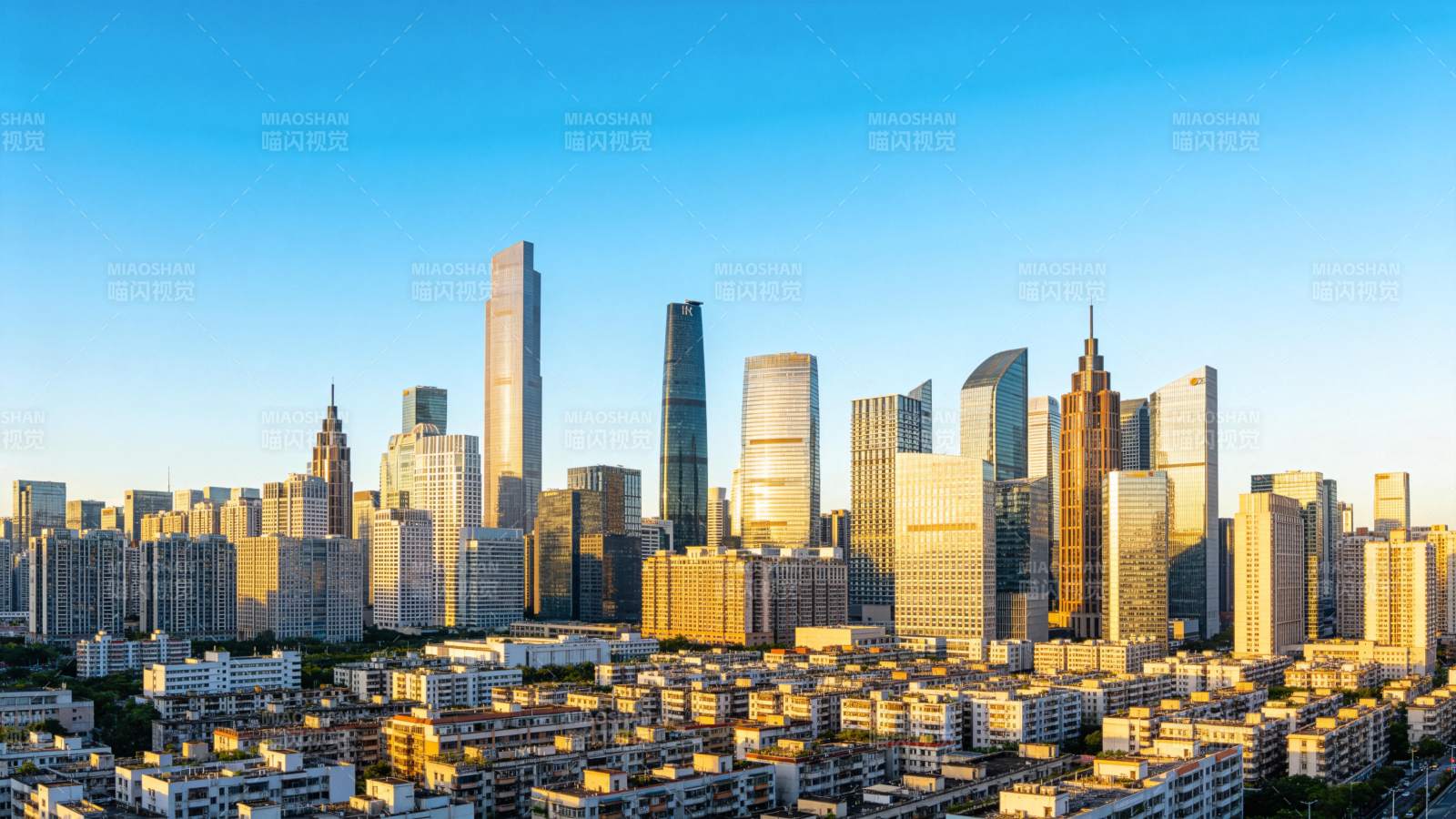 晨光中的现代都市天际线图片