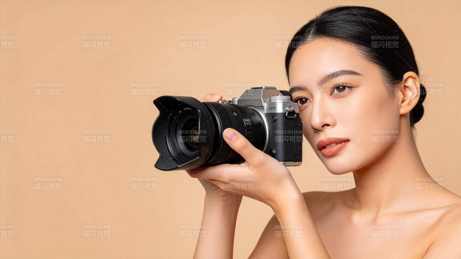 持镜女子 温柔凝视镜头图片