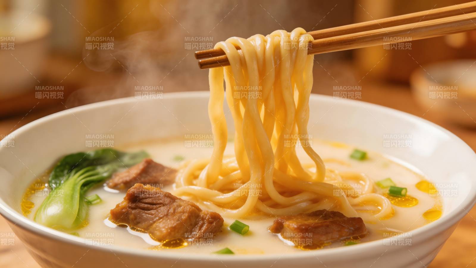 热腾腾牛肉面 香浓诱人图片