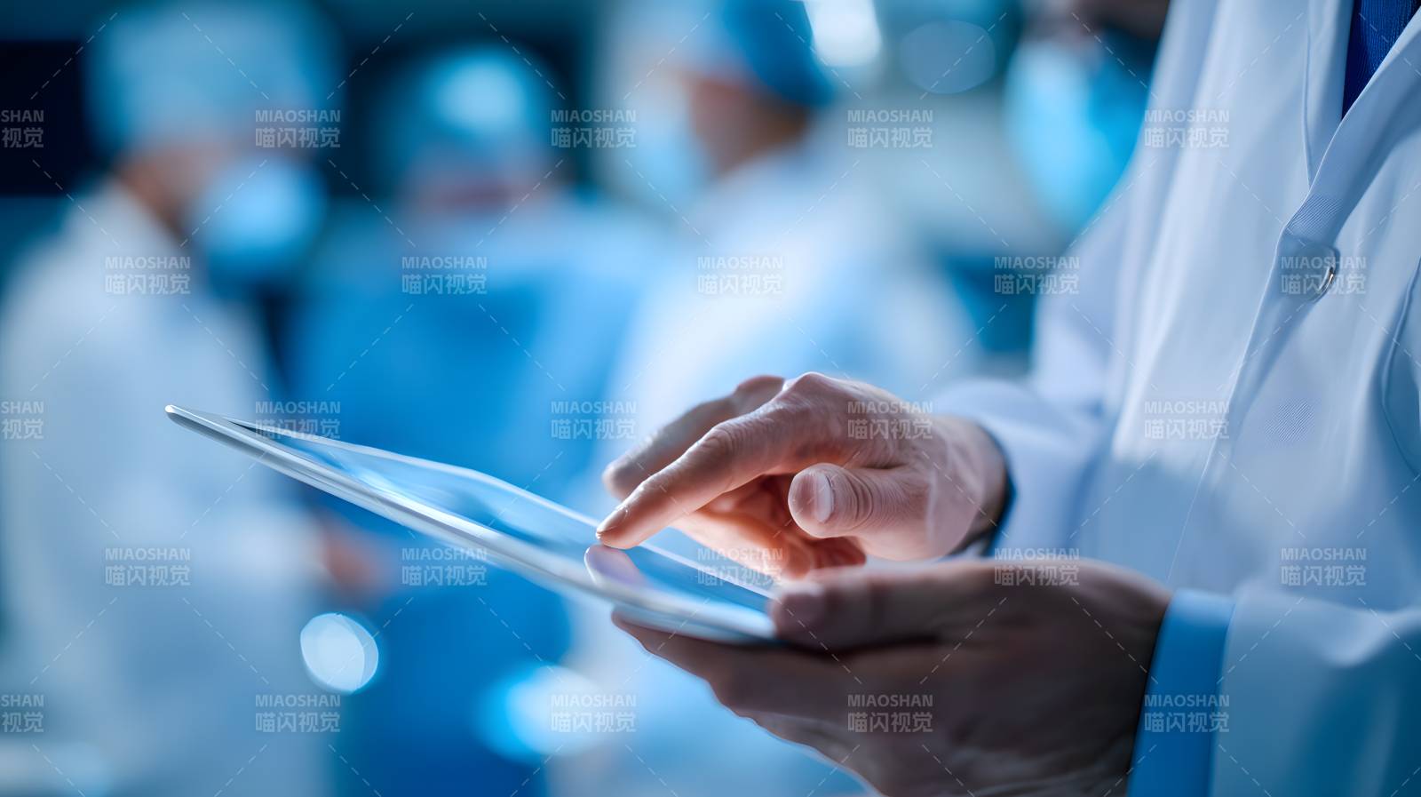医生手持平板查房中图片