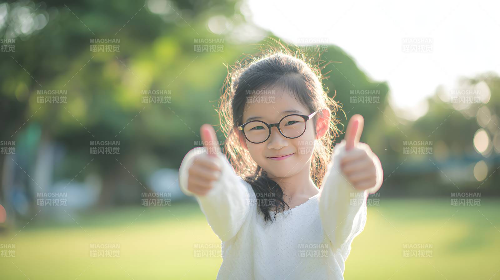 戴眼镜女孩户外比双赞图片