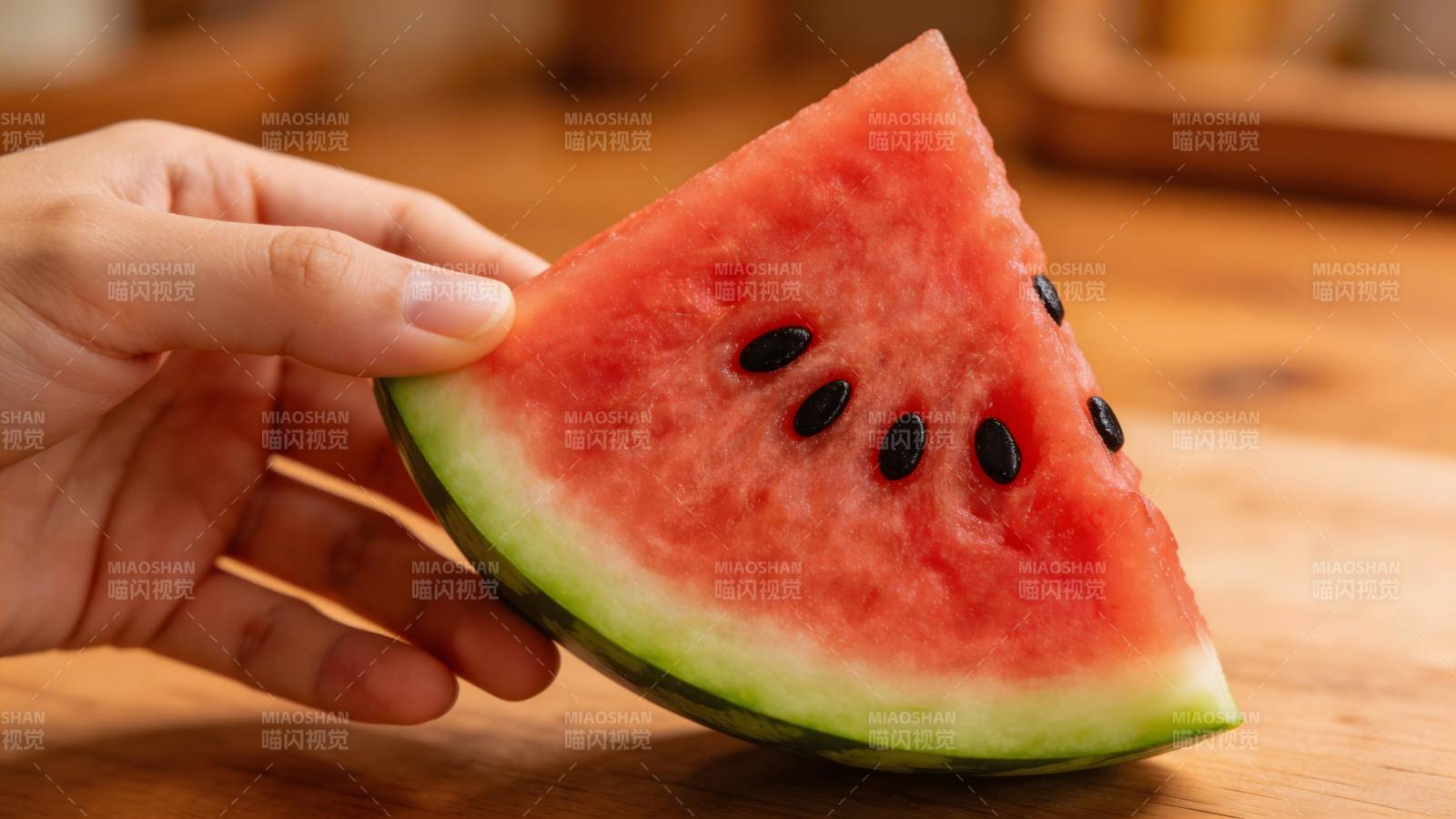手握西瓜 slice 鲜红多汁诱人图片
