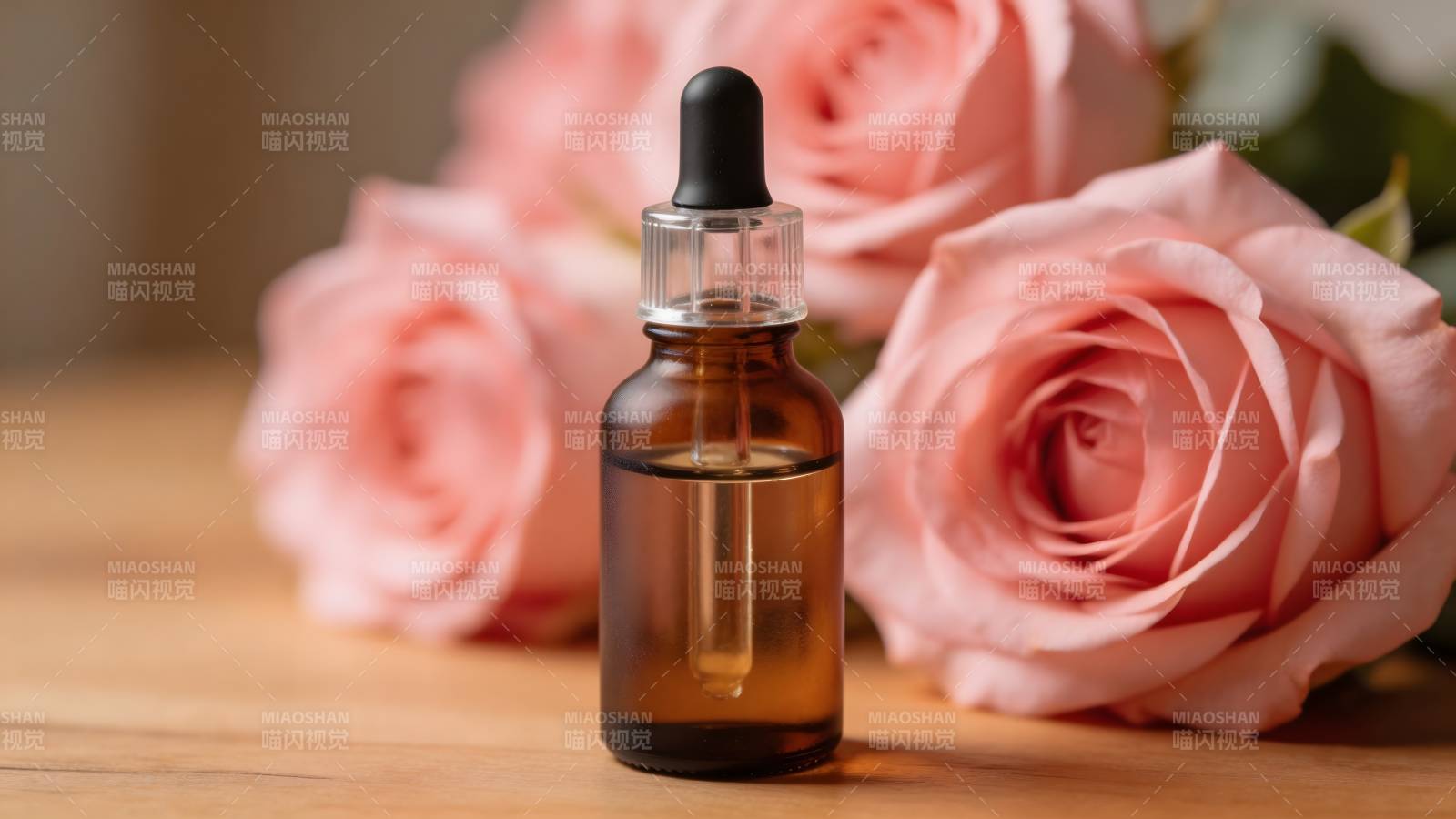 玫瑰精油瓶与粉玫瑰相伴图片