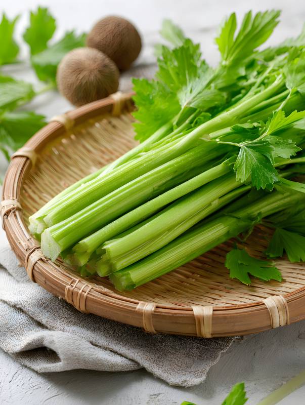 新鲜芹菜配猕猴桃 健康清新图片