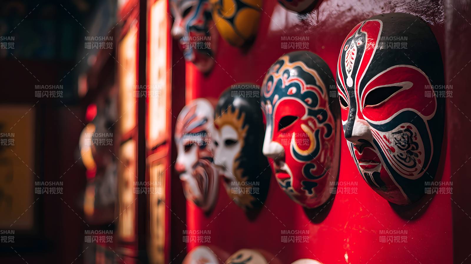 红墙上的戏曲脸谱图片