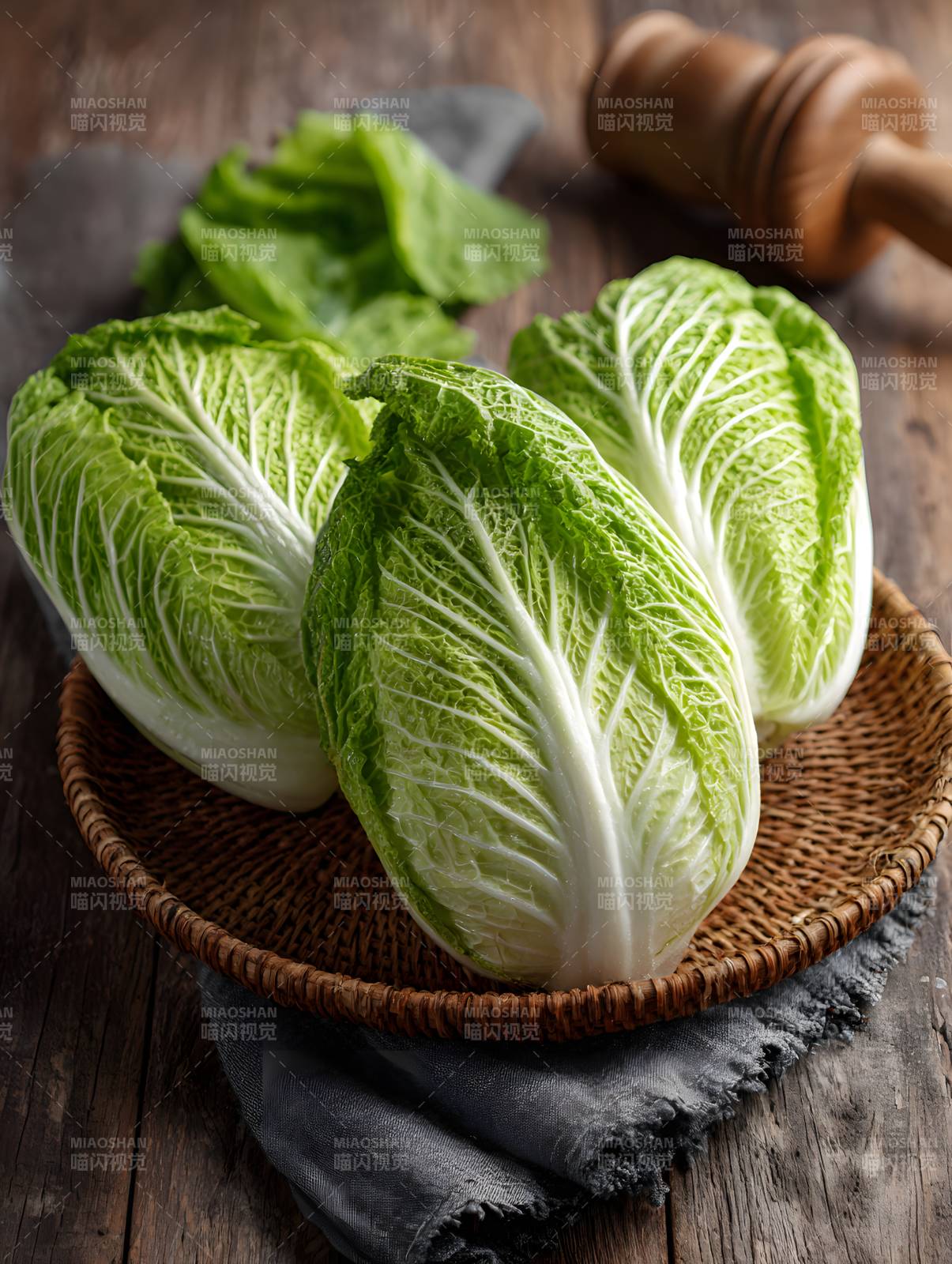 新鲜白菜篮中摆 木桌质朴风图片