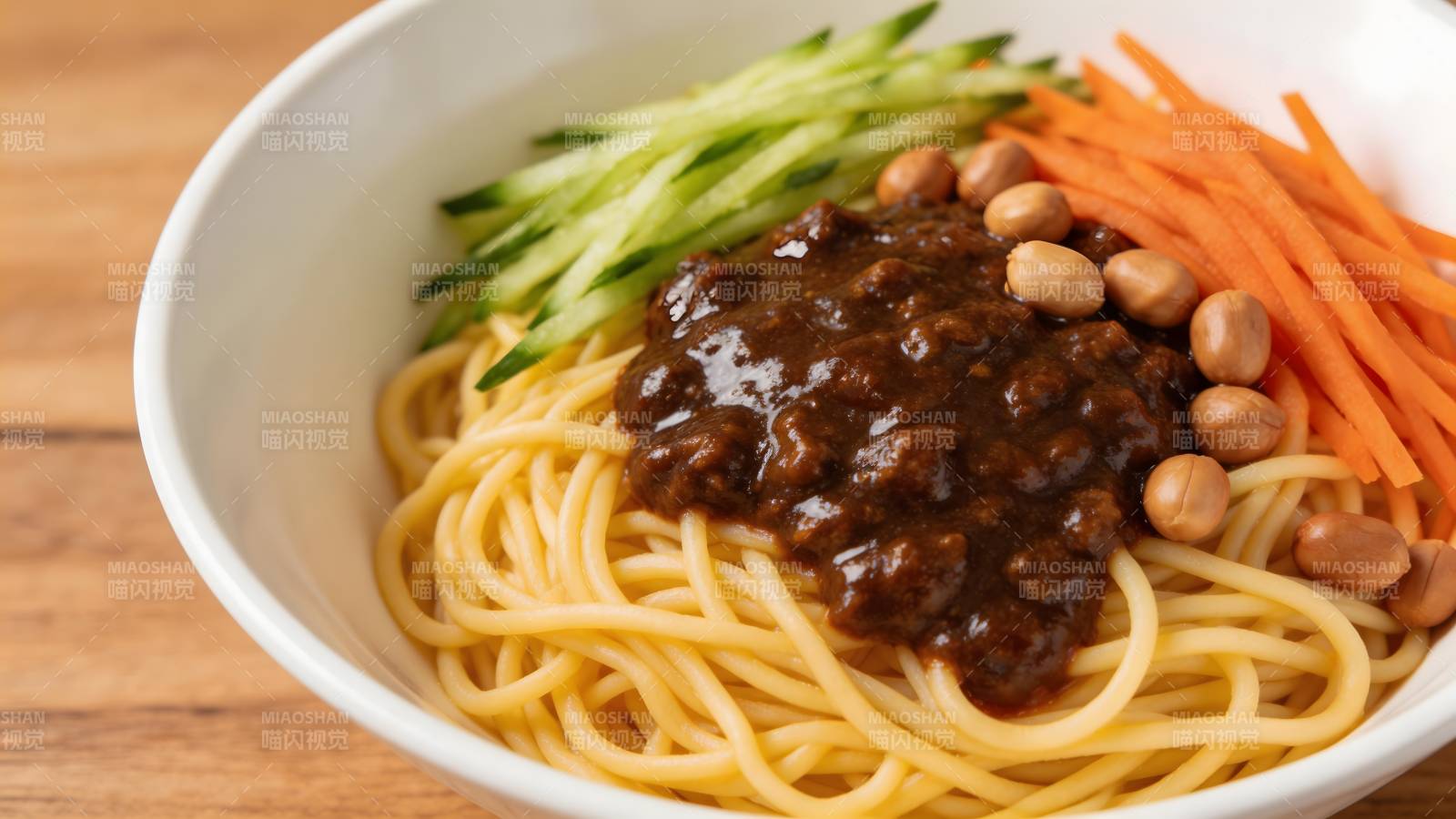 炸酱面配黄瓜胡萝卜花生图片