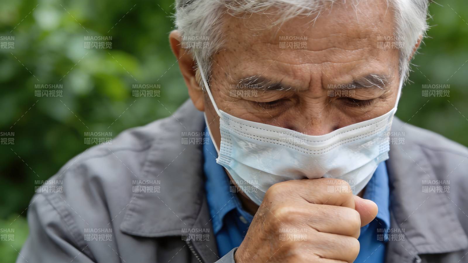老人戴口罩咳嗽 疑似不适图片