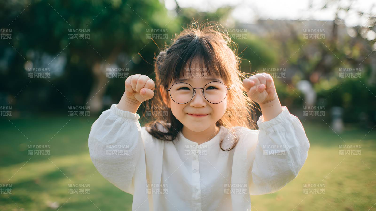 戴眼镜小女孩握拳微笑图片