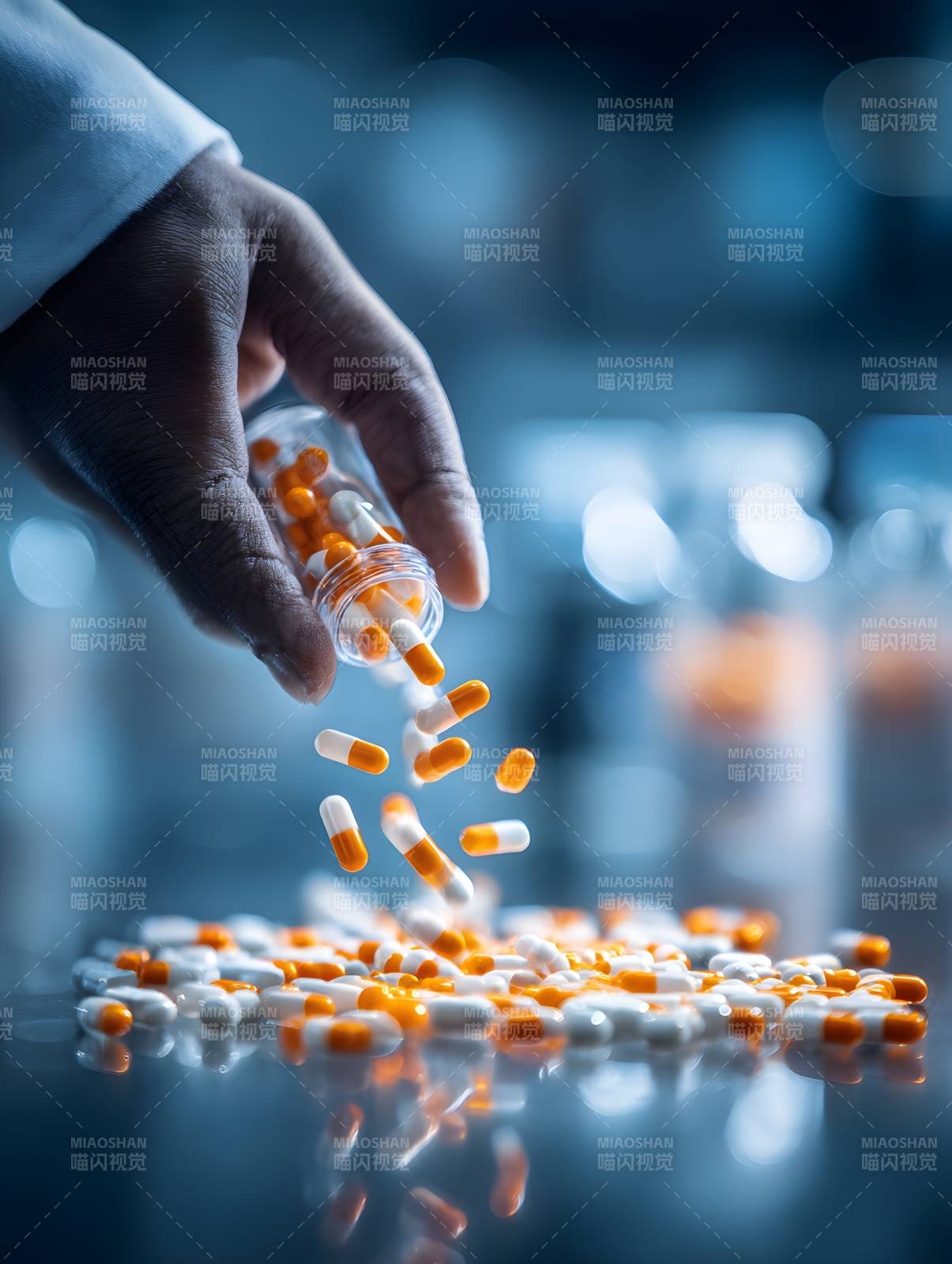 药瓶倾倒 胶囊散落桌面图片