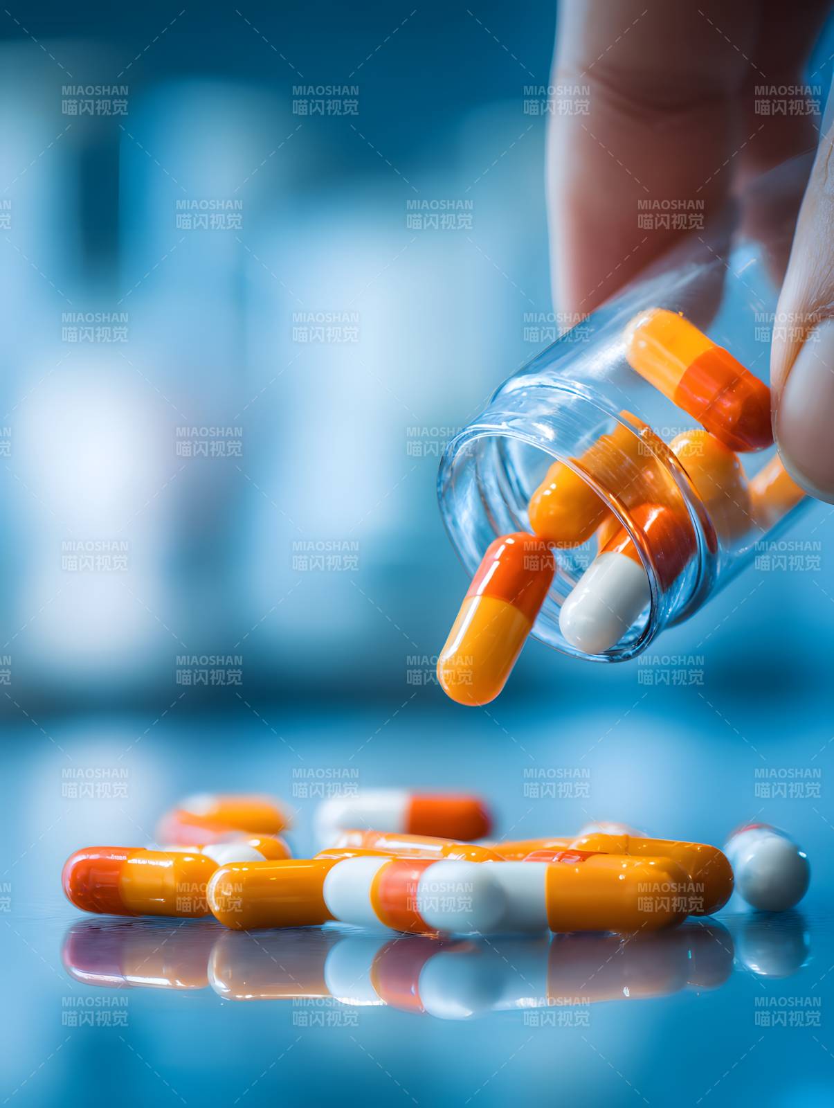 药瓶倾倒 胶囊散落桌面图片