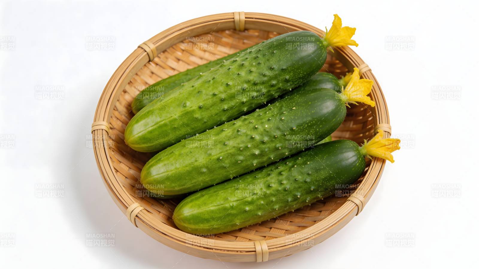 鲜黄瓜配黄花 竹篮盛放图片