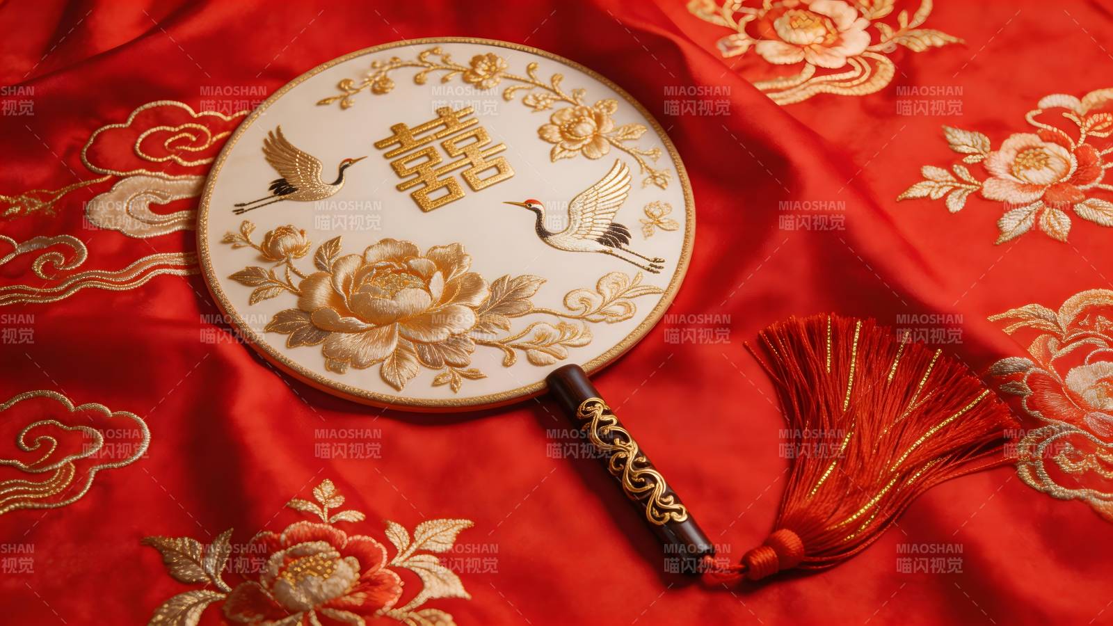 红绸金绣囍字团扇图片