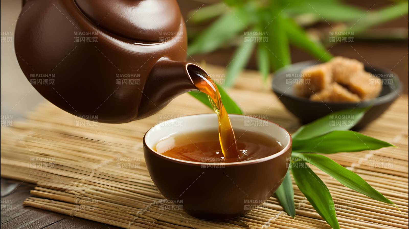 紫砂壶斟茶 竹叶伴香韵图片