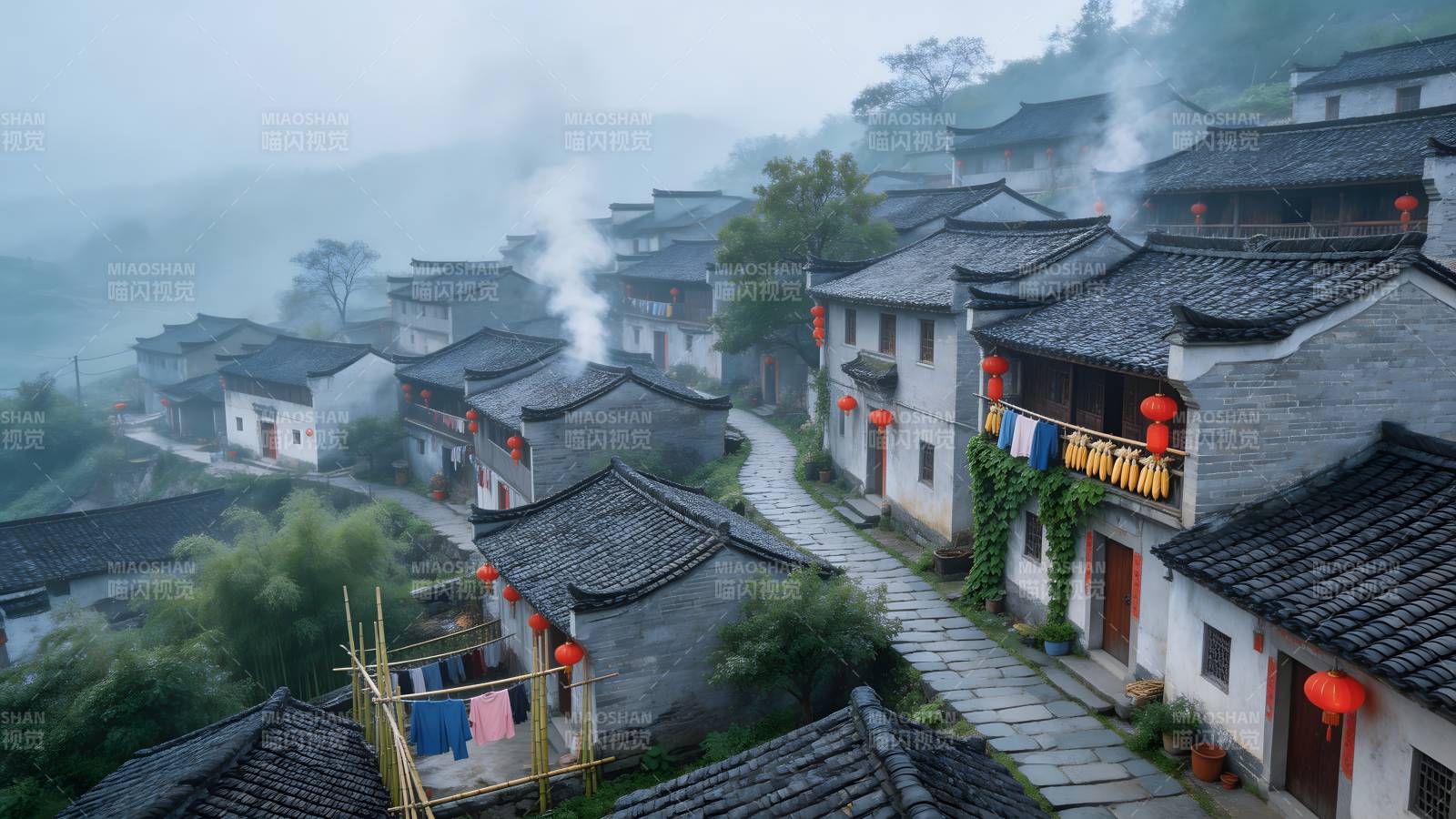 雾锁古村 炊烟袅袅红灯笼图片