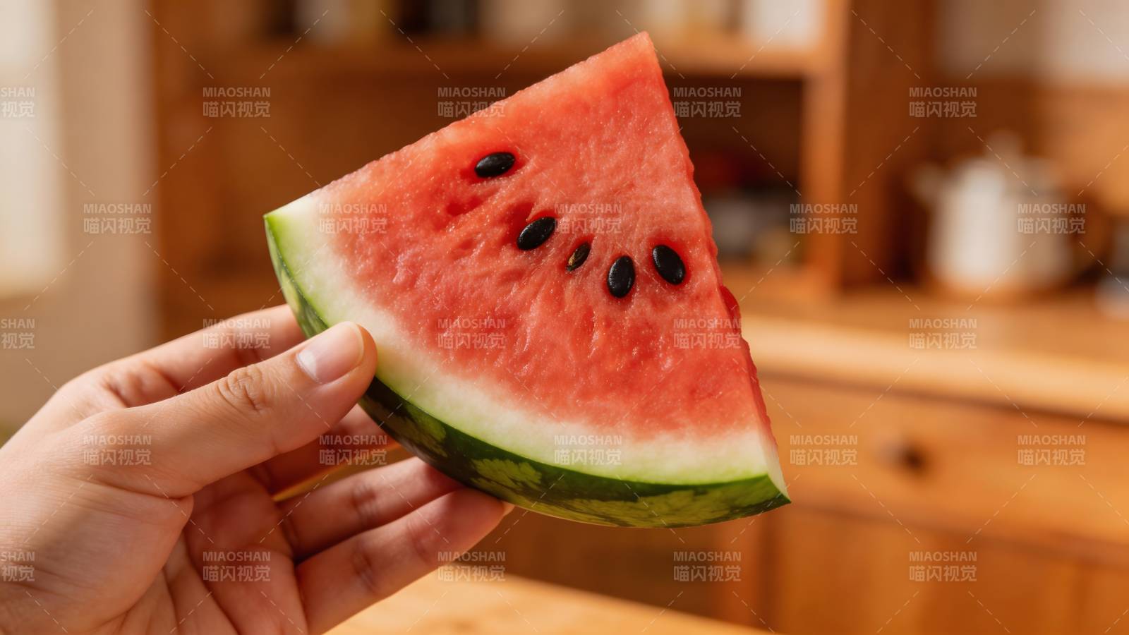手握西瓜片 清凉一夏图片