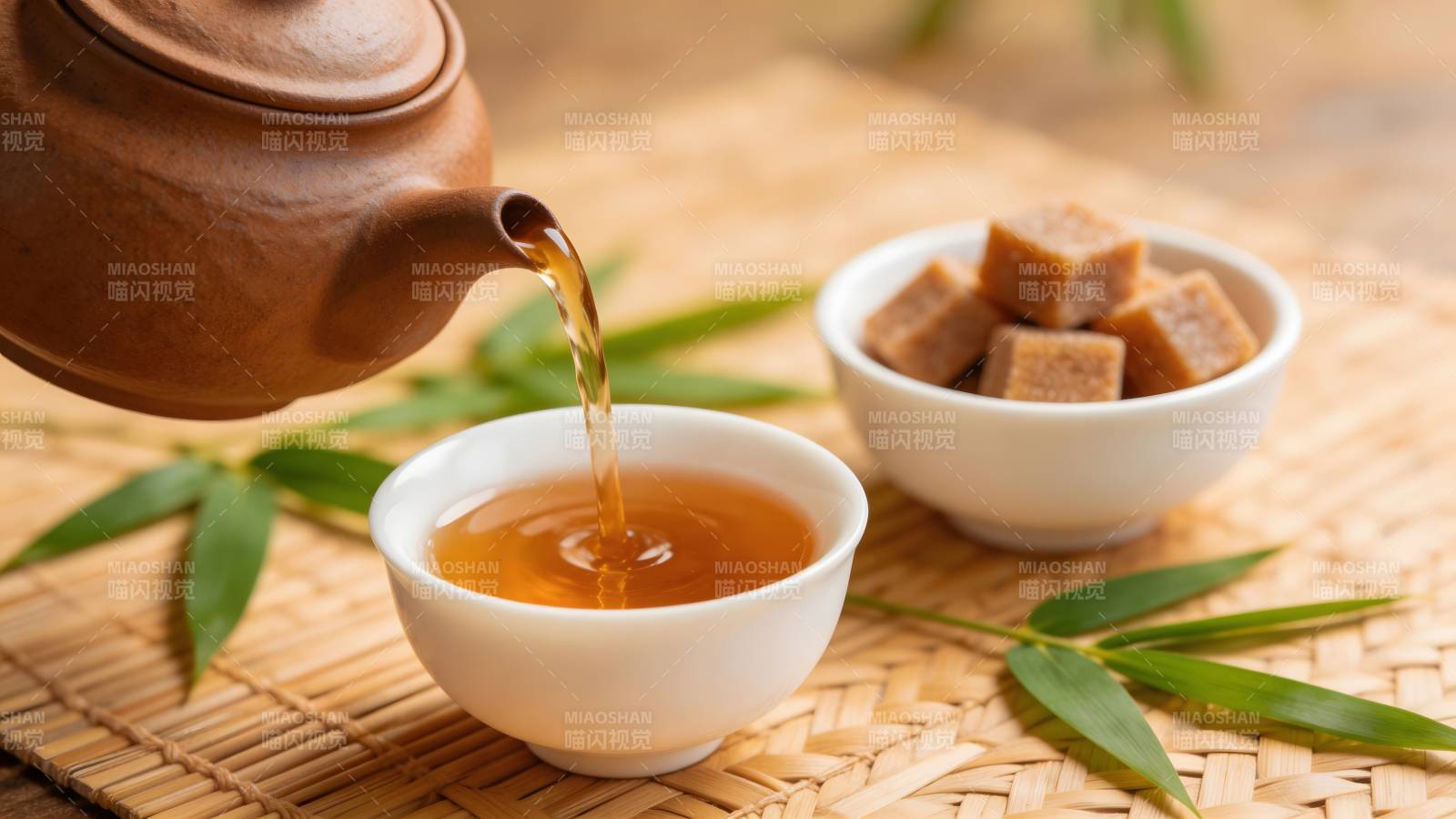 紫砂壶斟茶 配红糖竹叶图片