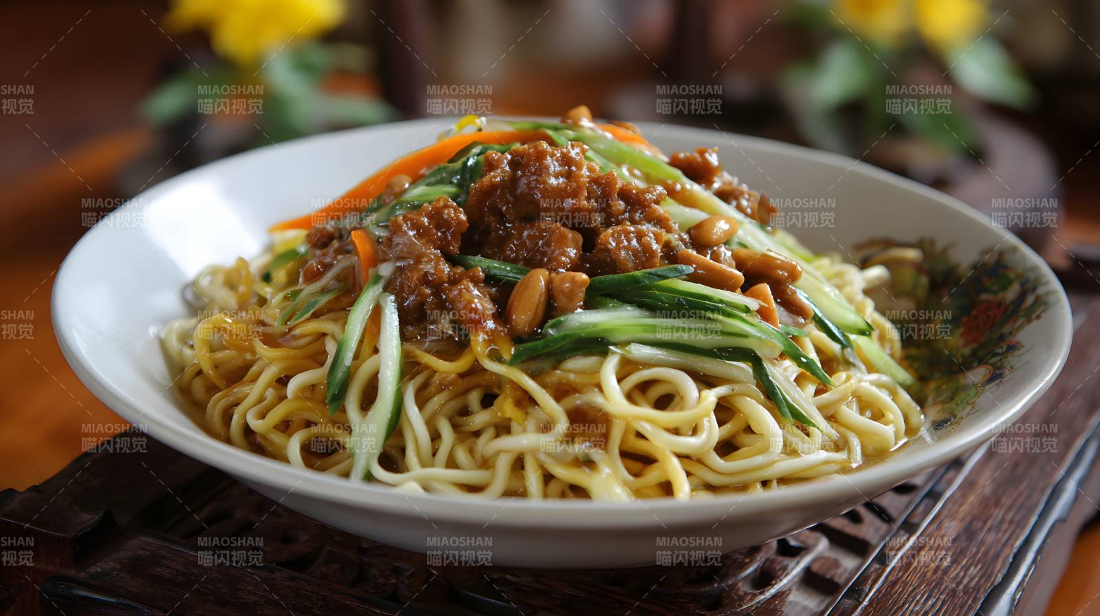 肉酱拌面配黄瓜胡萝卜丝图片