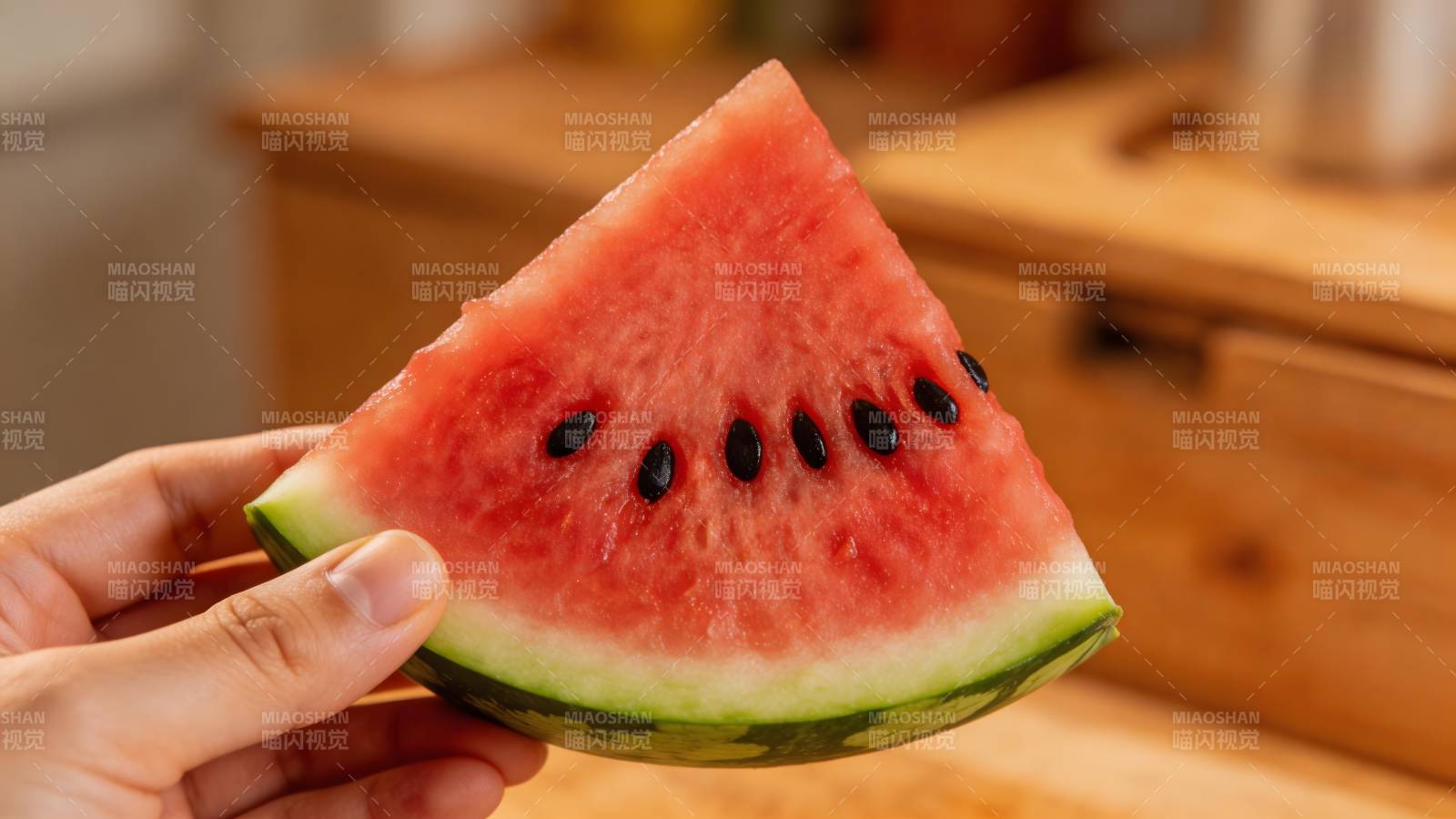 手握西瓜 slice 清凉一夏图片