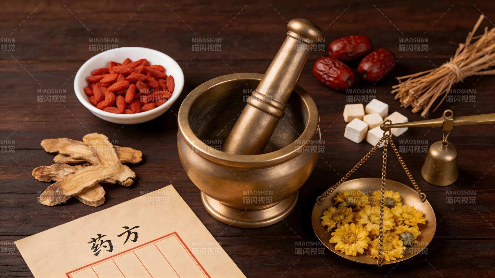 中药研磨配药场景图片