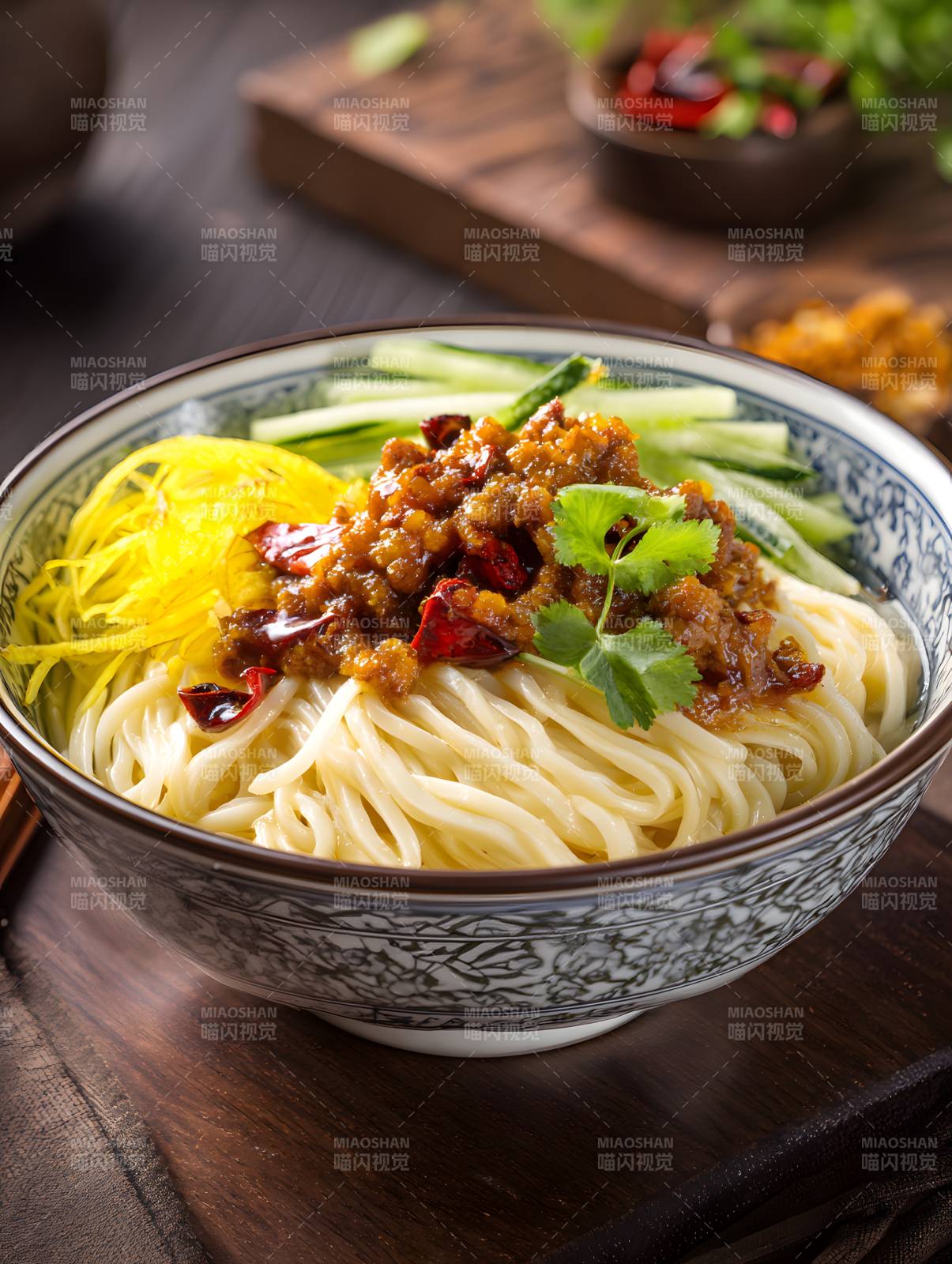 香辣肉酱拌面 色香味俱全图片