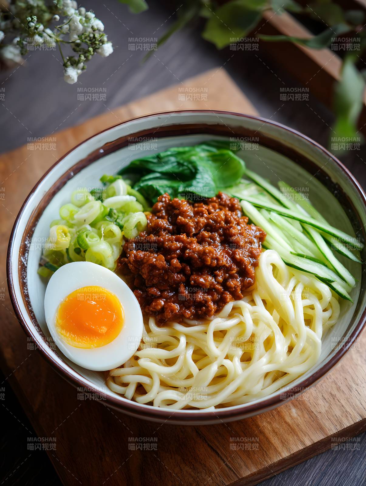 肉酱面配溏心蛋青菜黄瓜图片