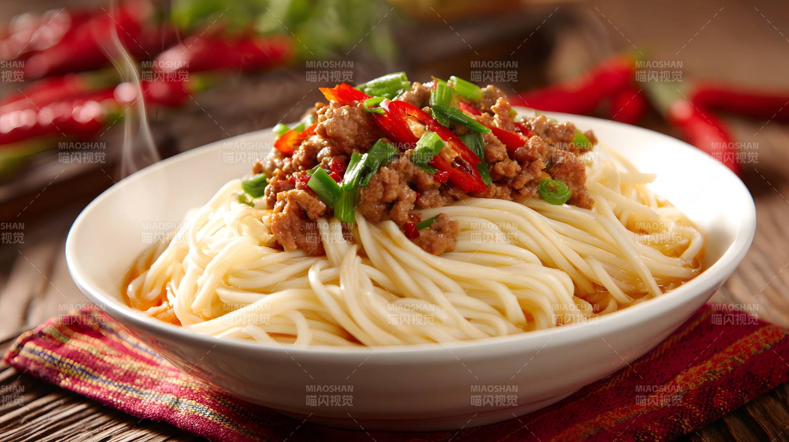 香辣肉末拌面 热气腾腾诱人食欲图片