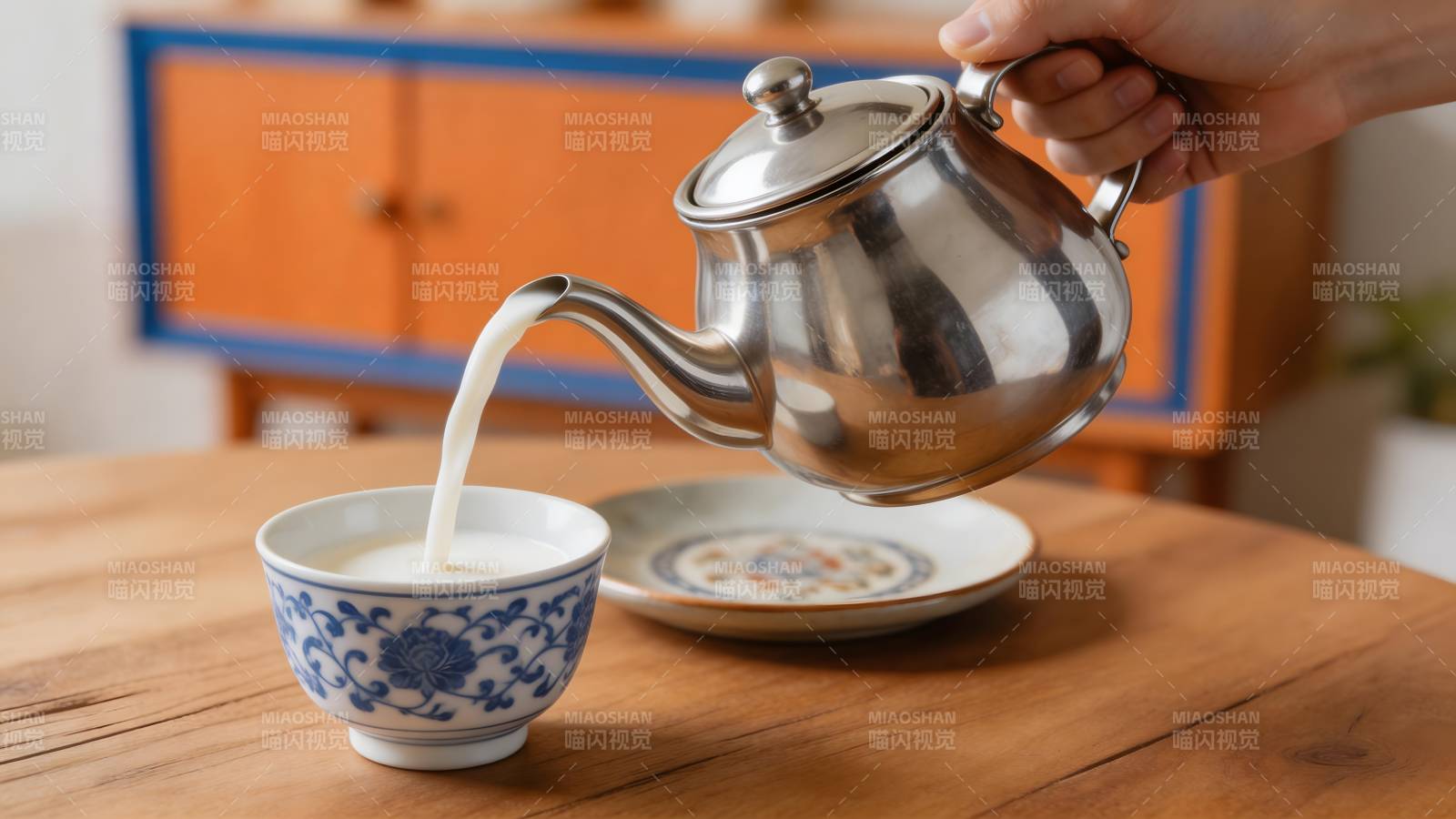 银壶注奶入青花瓷碗图片