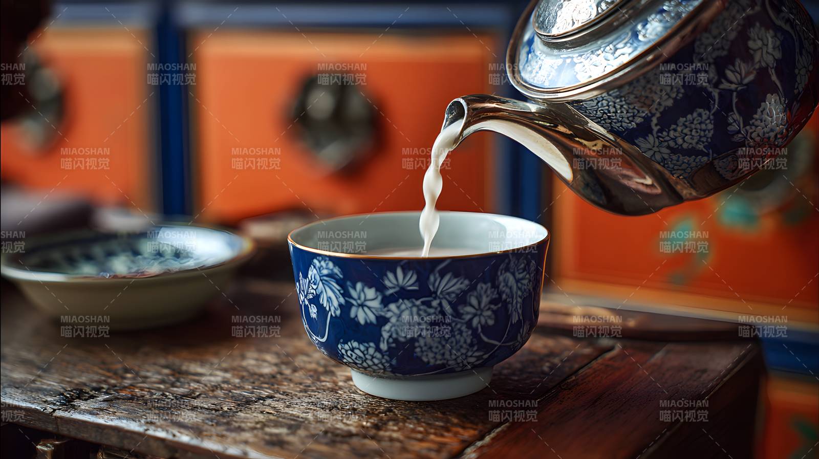 青花瓷壶斟茶入碗图片
