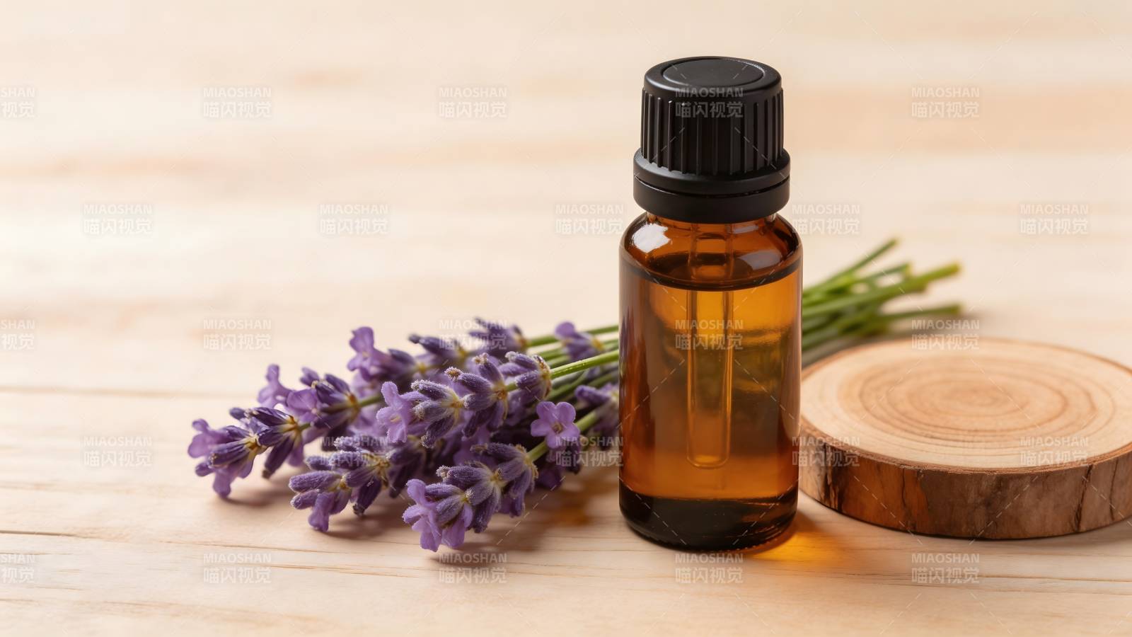薰衣草精油静置木桌旁图片
