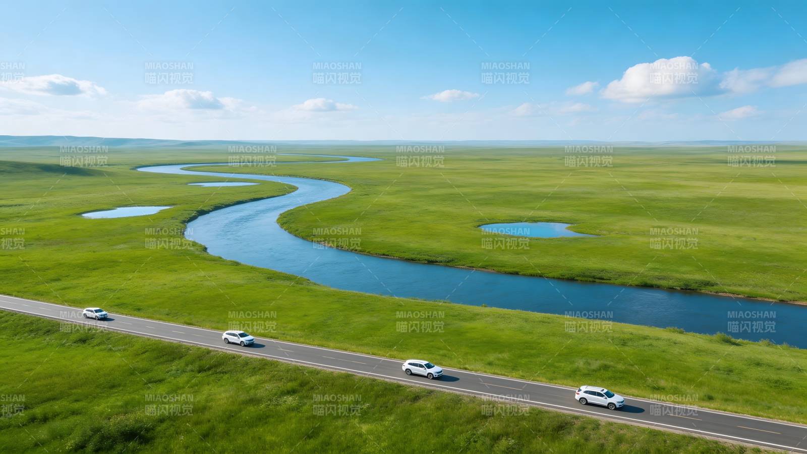 草原公路 四车穿行碧水间图片
