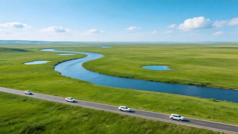 草原公路 四车穿行碧水间图片