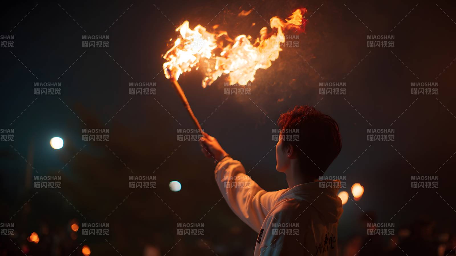 夜中举火 光耀前路图片