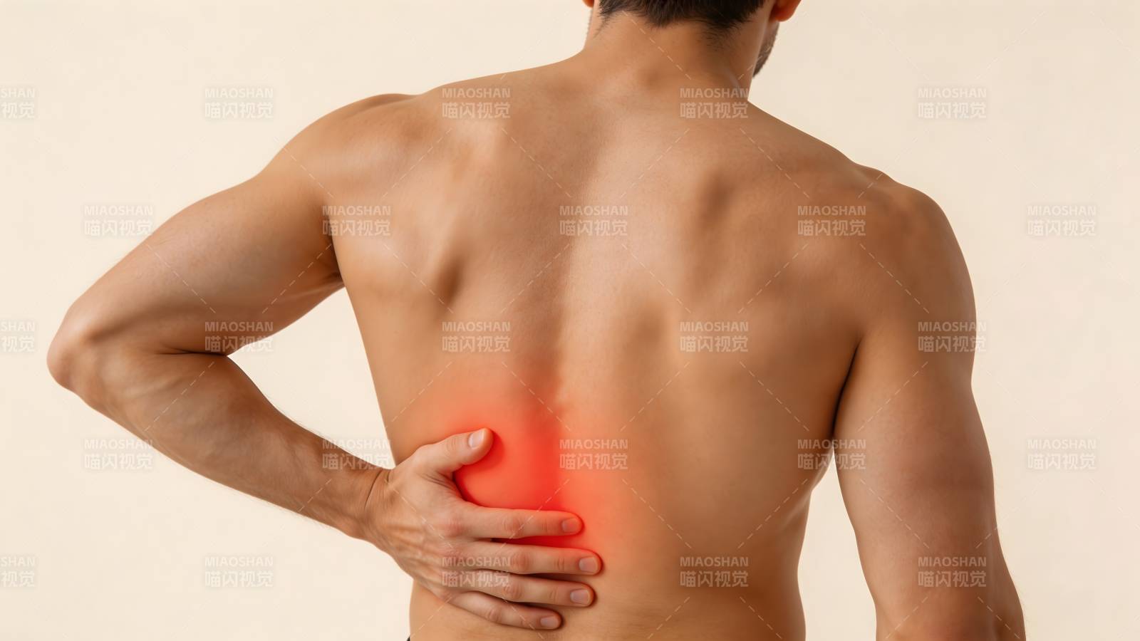 腰痛男子手按红色痛点图片