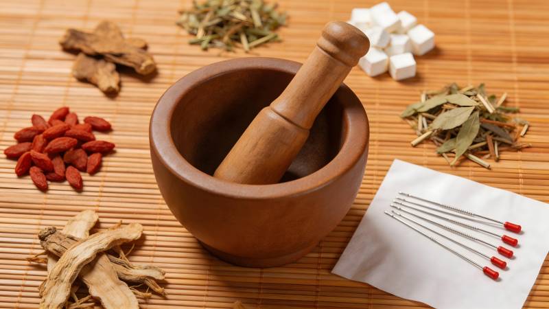 中医针灸与草药疗法图片