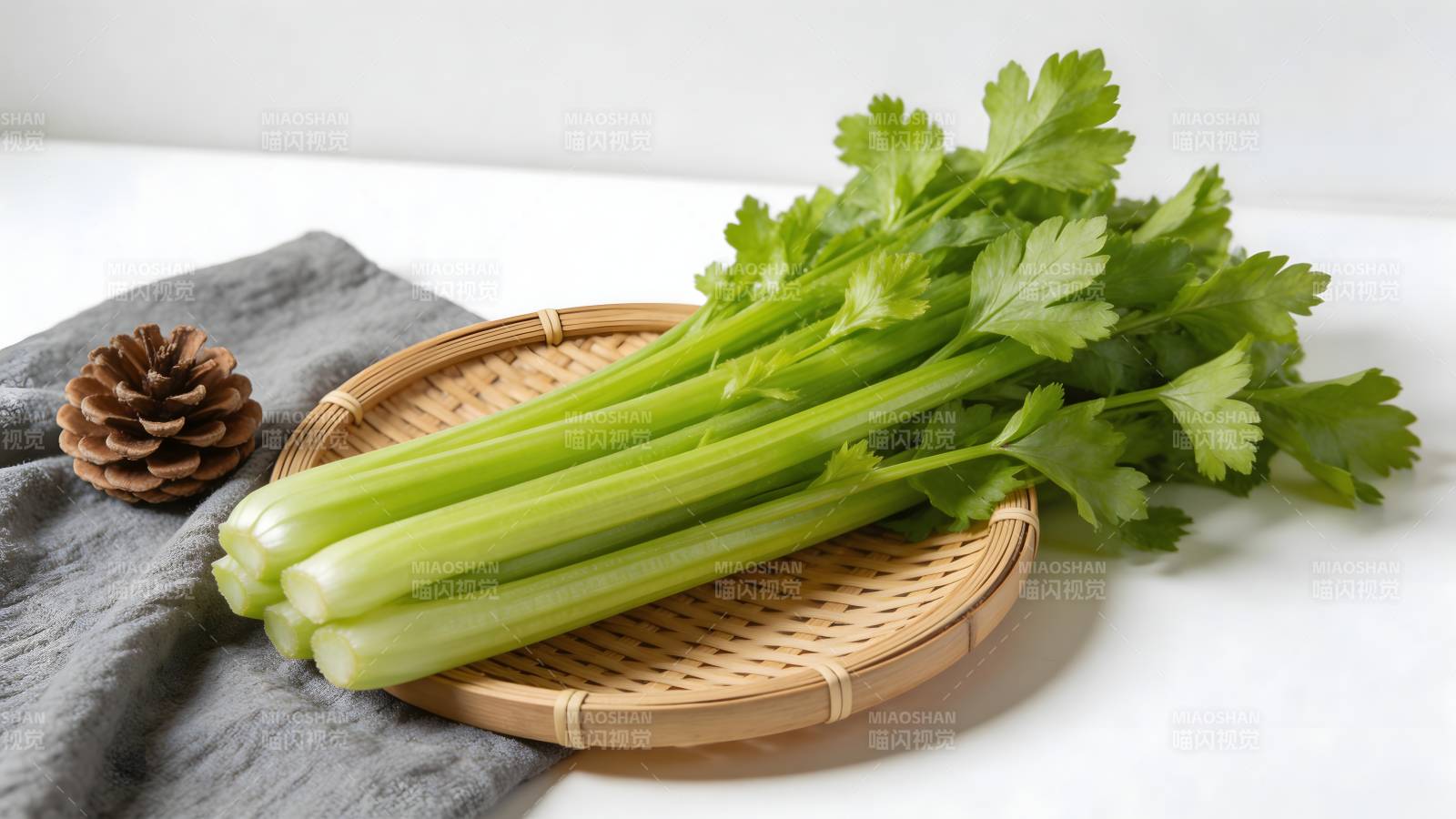 新鲜芹菜配松果竹篮摆拍图片
