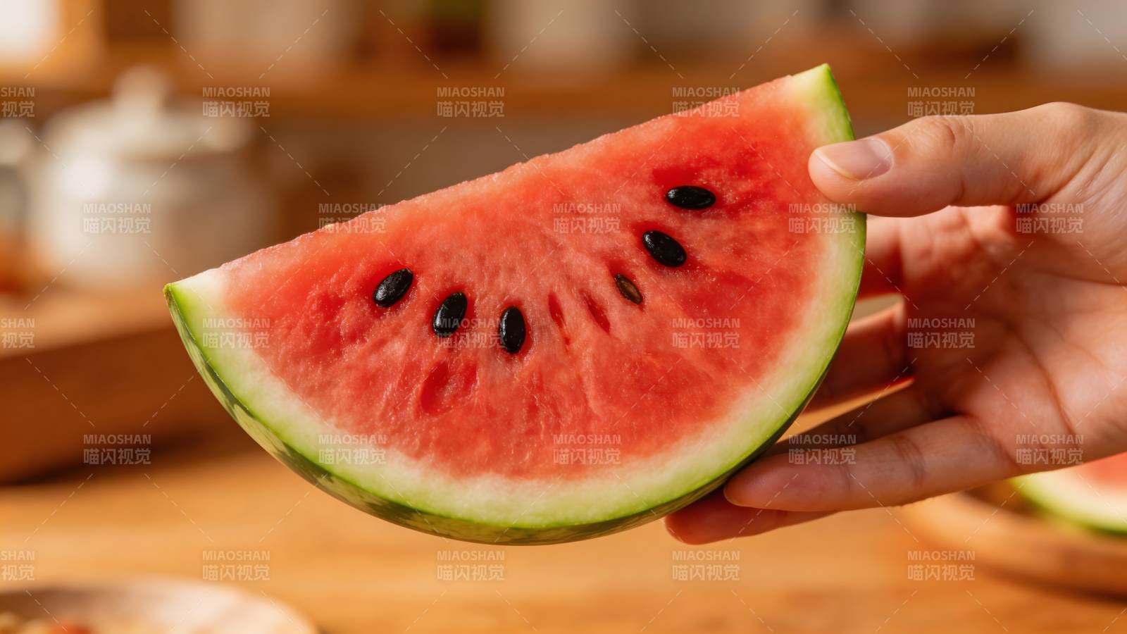 手握西瓜 slice 鲜红多汁诱人图片