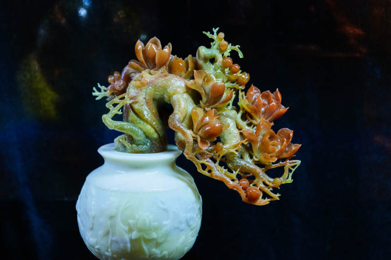玉雕花瓶插多肉 昆明石博会展品图片